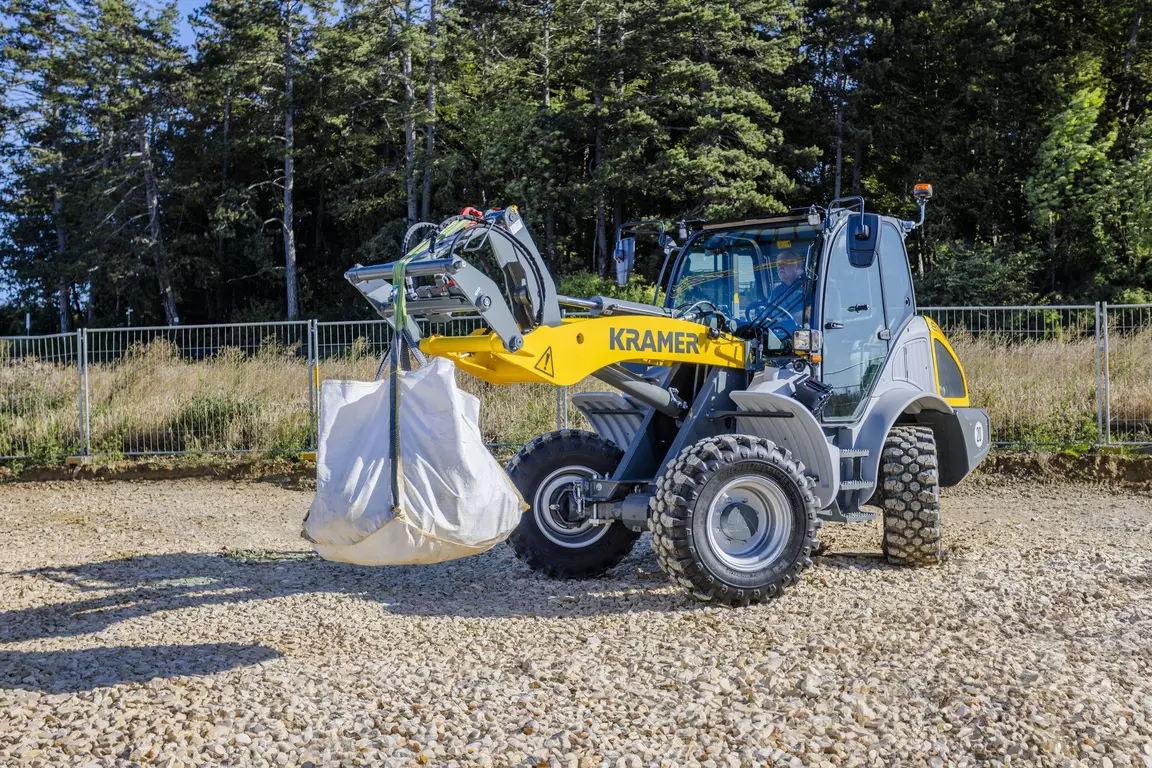 Der Kramer Radlader 8115 beim Transport eines Big Packs.