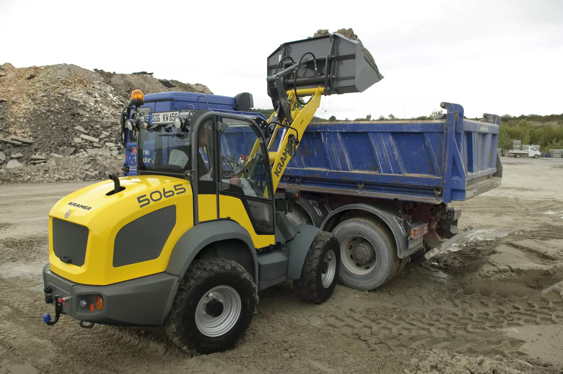 The Kramer wheel loader 5065 while loading gravel. 