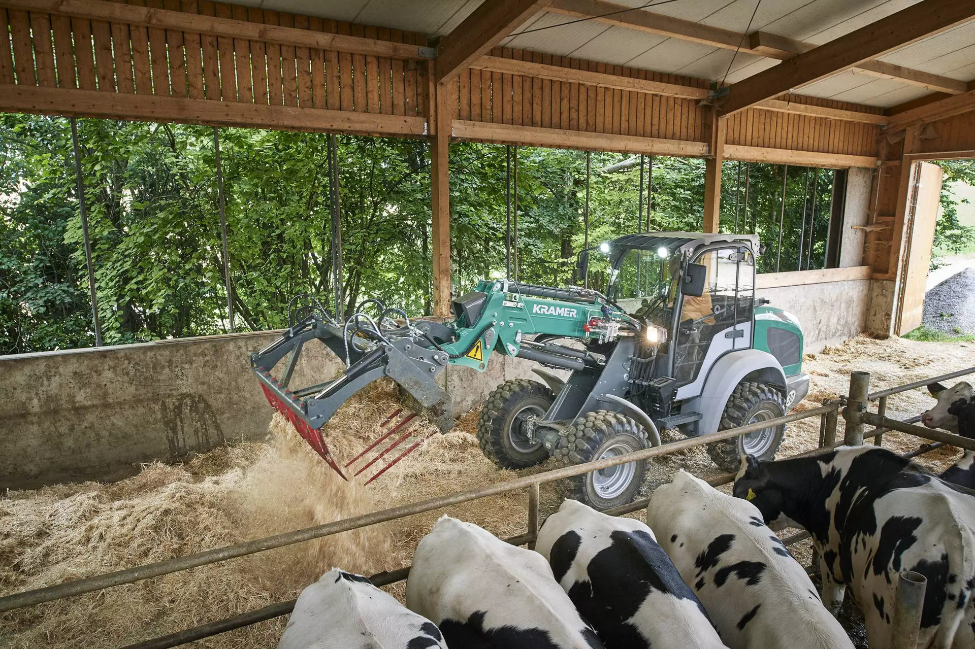 The Kramer telescopic wheel loader KL25.5T while mucking out. 