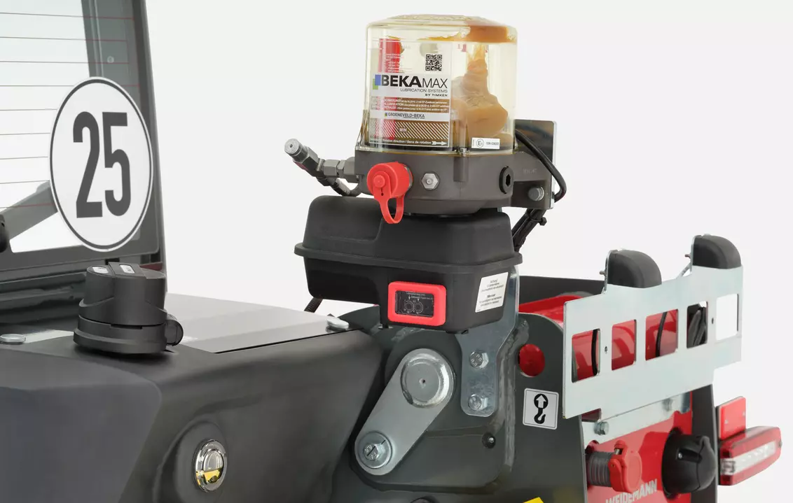 Weidemann telehandler T4512e central lubrication system, studio