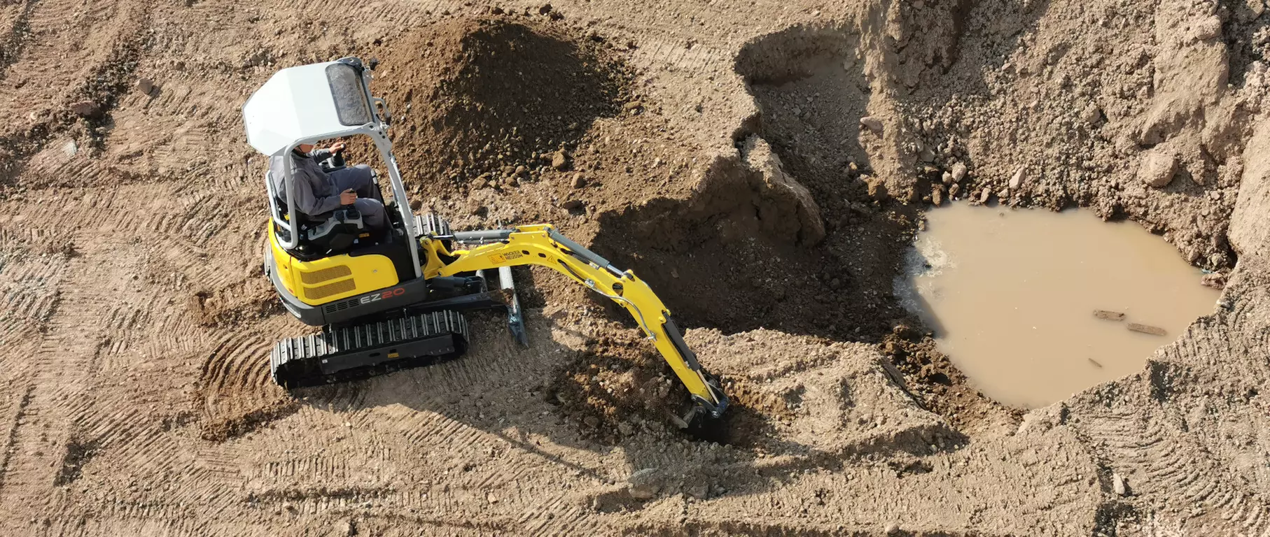 Picture of zero tail excavator EZ20, digging a hole from the birds-eye view.