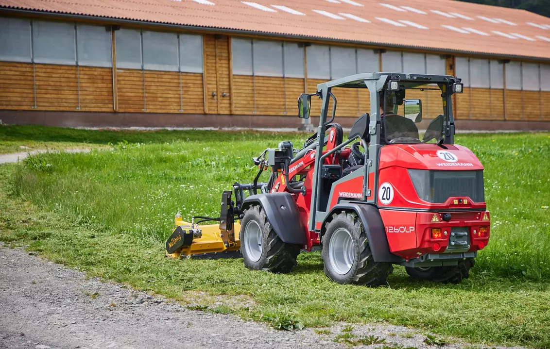 Weidemann attachment Flail mower, in action municipality, Hoftrac 1190e