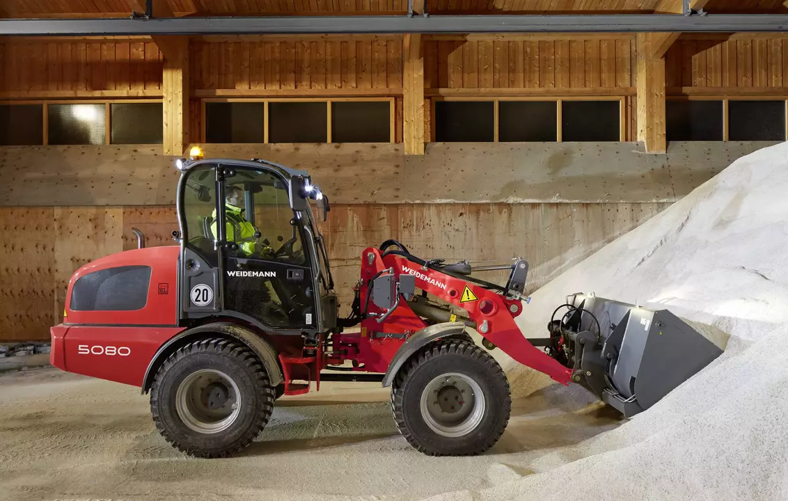 Weidemann wheel loader 5080 cabin with high tip bucket, application