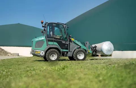 The compact KL14.5 while loading with a pallet fork. 