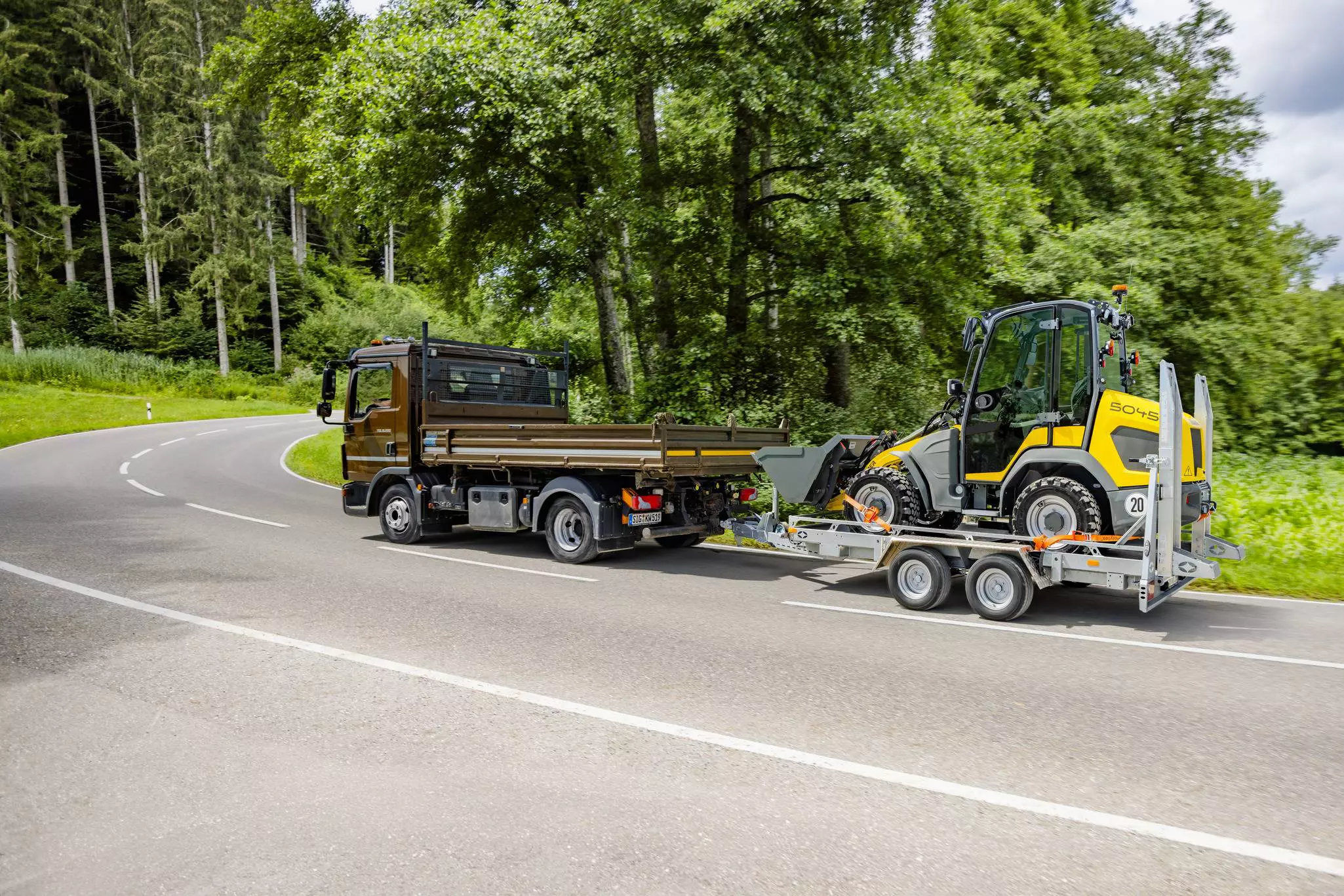 	
Transport of the Kramer wheel loader 5045 by trailer.