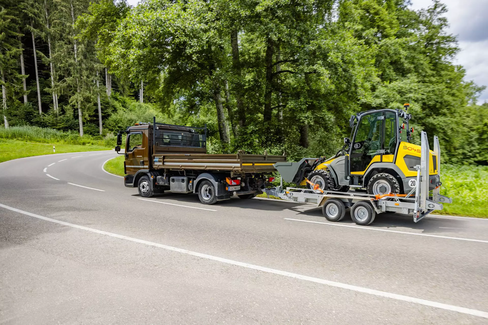 	
Transport of the Kramer wheel loader 5045 by trailer.