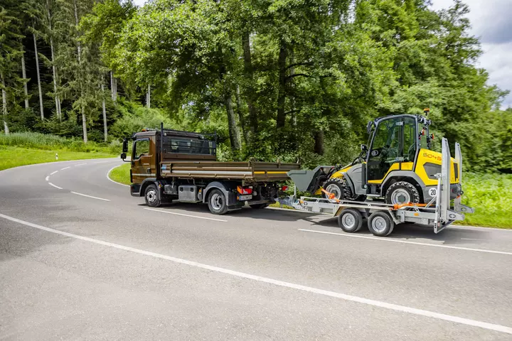 	
Transport of the Kramer wheel loader 5045 by trailer.
