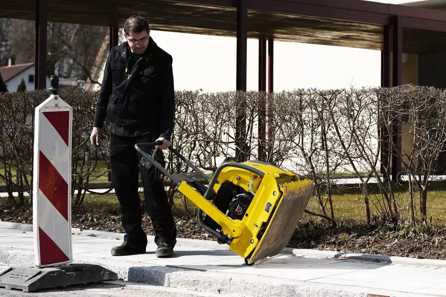 Vibratory plate WPU1550A with integrated transport roller