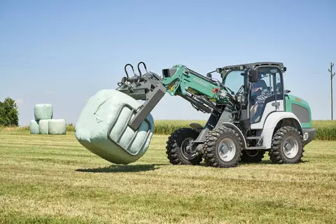 The Kramer telescopic wheel loader KL25.5T while transporting bales. 