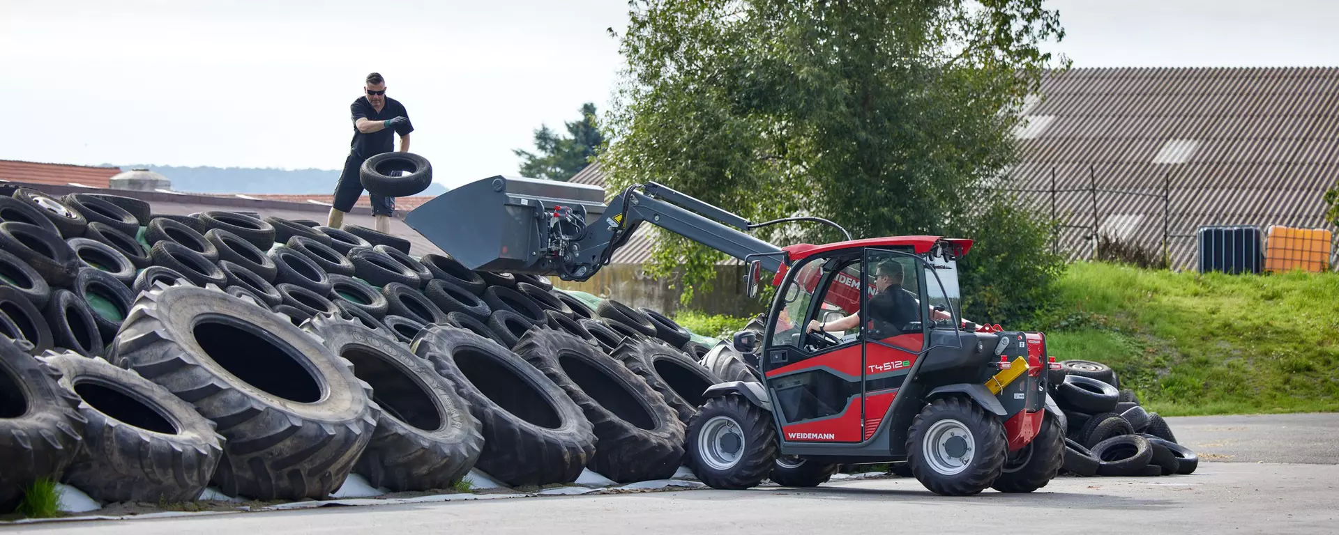 Weidemann Teleskoplader T4512e im Einsatz auf einem landwirtschaftlichen Betrieb