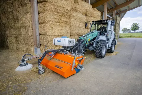 The Kramer telescopic wheel loader KL33.8T while working with a bucket brush.