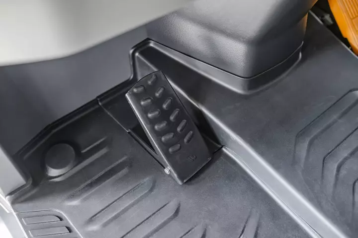 The Kramer wheel loader 5045  / KL21.5L has a brake-inch pedal.