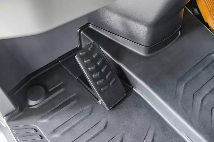 Der Kramer Radlader 5045 / KL21.5L verfügt über ein Brems-Inch Pedal.