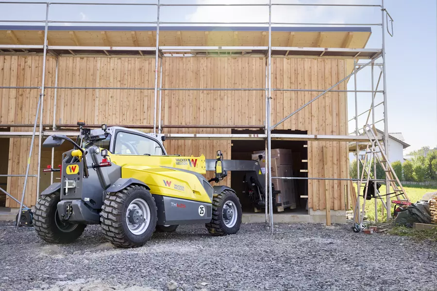 Wacker Neuson Teleskoplader TH625 im Einsatz mit Palettengabel