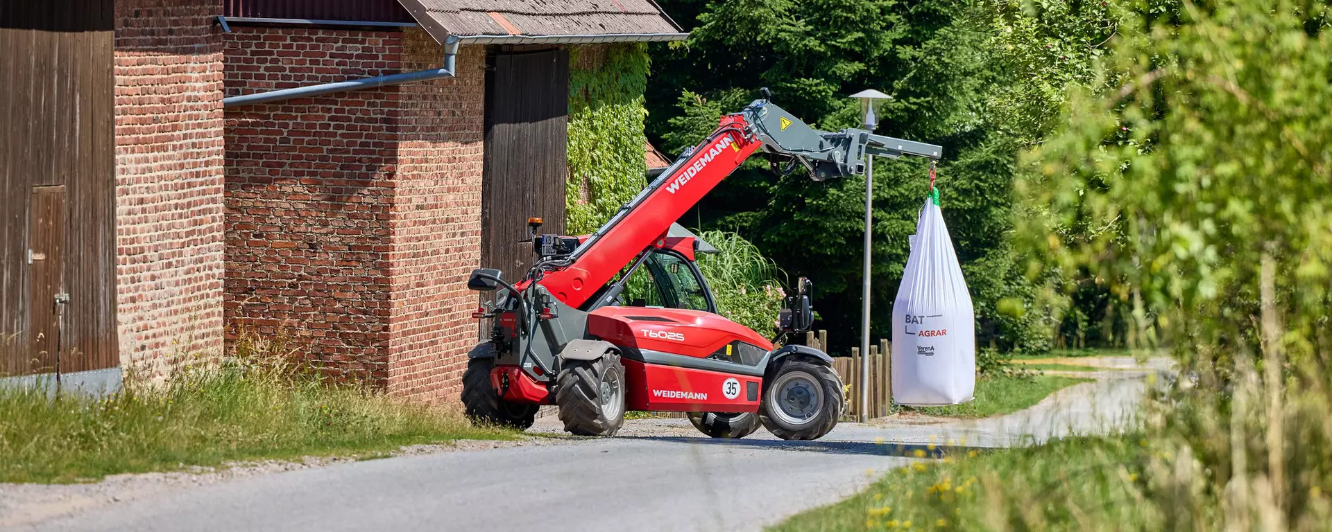 Weidemann Teleskoplader T6025 mit Lasthaken im Einsatz