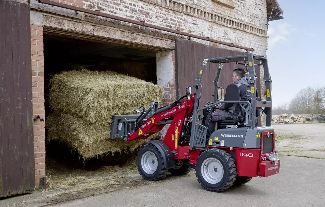 Weidemann Hoftrac 1140 mit Ballenspieß auf einem Pferdehof