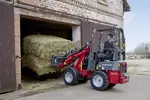 Weidemann Hoftrac 1140 mit Ballenspieß auf einem Pferdehof