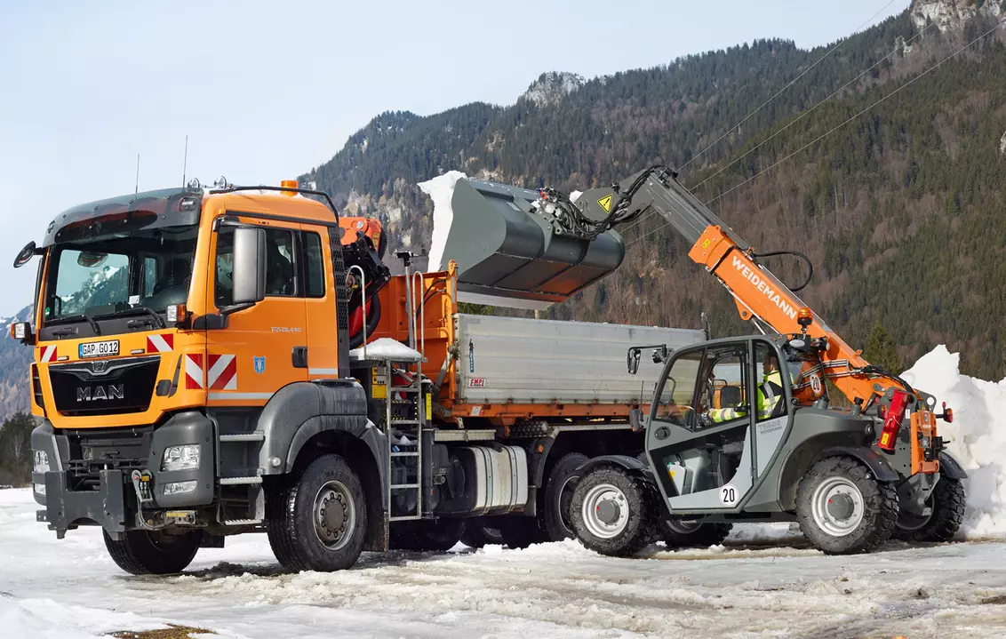 Weidemann attachment Light material bucket round, in action municipality, telescopic wheel loader T5522