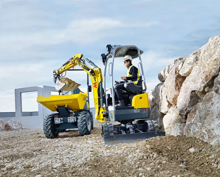 Filling the wheel dump1501  with ballst by the EZ17 in action
