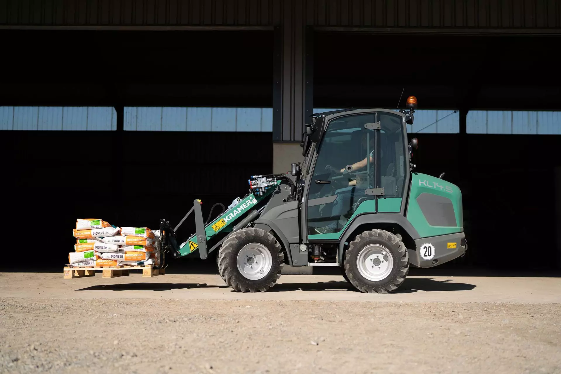 The compact KL14.5 while loading a pallet. 