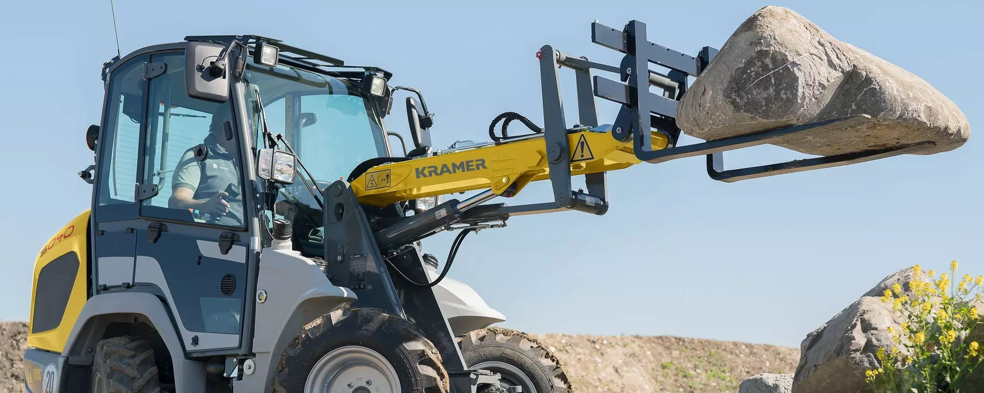 	
Der kompakte 5040 beim Transportieren von Steinen.