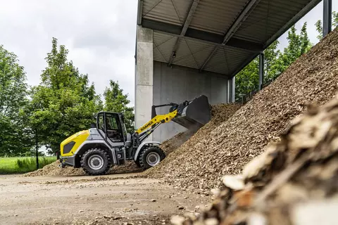 Der Kramer Radlader 8155 beim Verladen von Hackschnitzel.