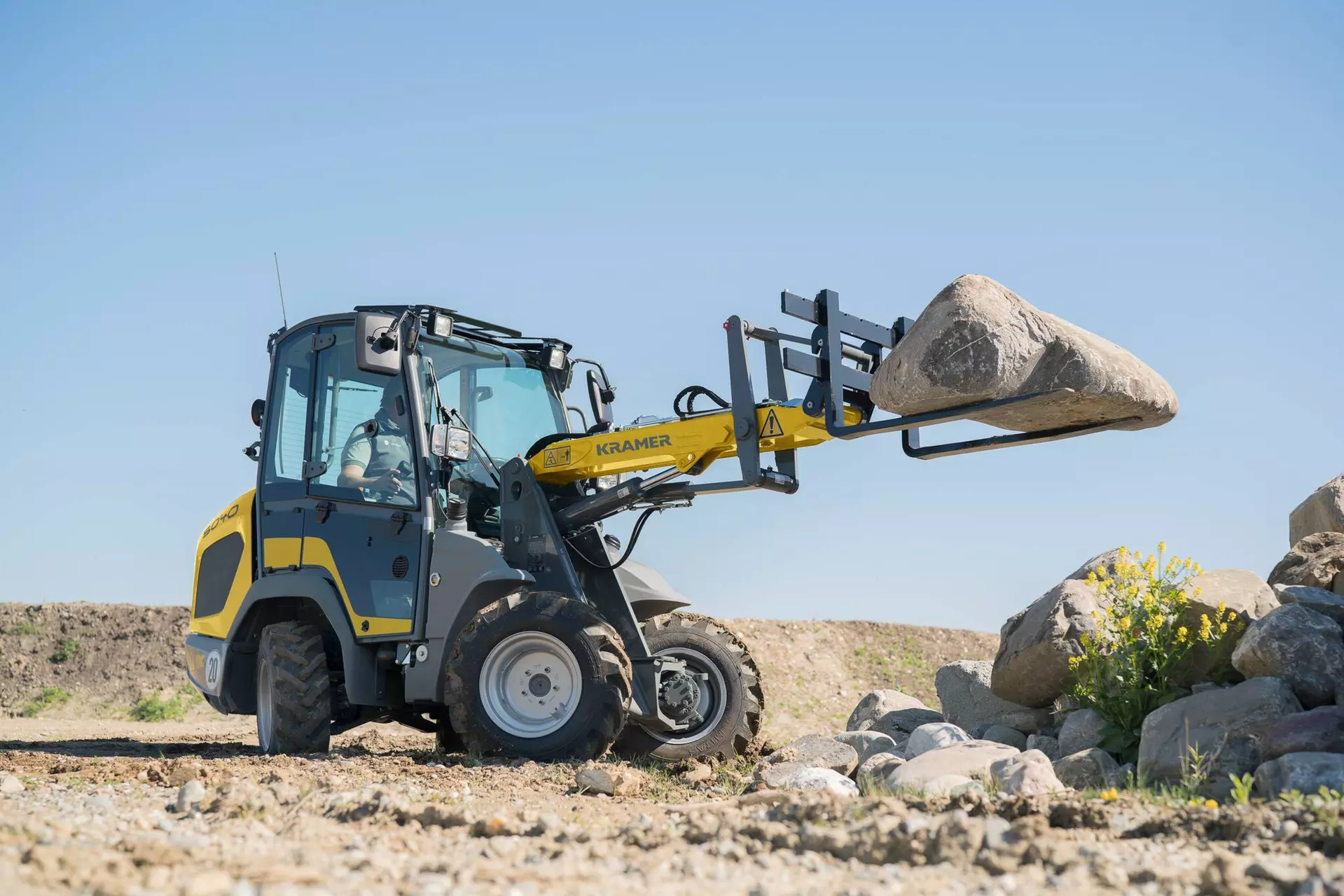 Le Compact 5040 lors du transport de pierres.