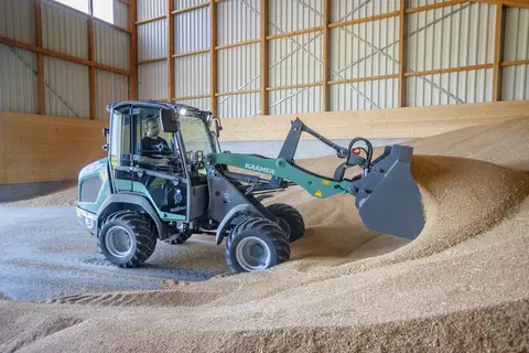 Der Kramer Radlader KL21.5L beim Beladen von Getreide.