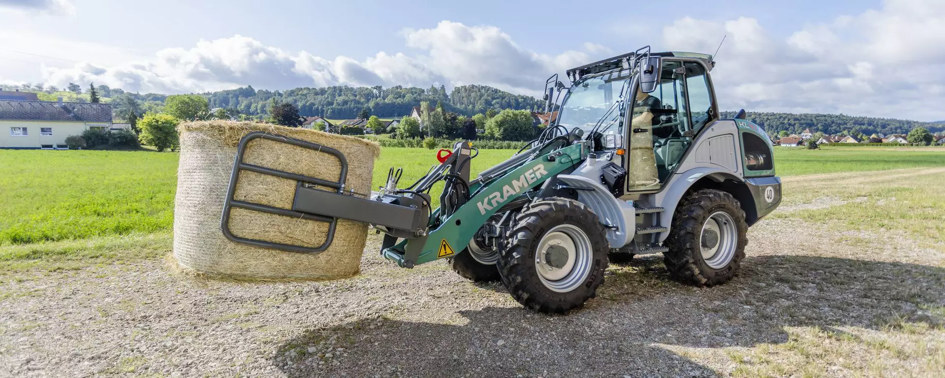 The Kramer wheel loader KL41.8 while bale handling.