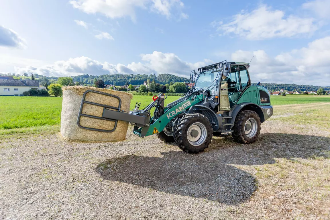 The Kramer wheel loader KL41.8 while bale handling.