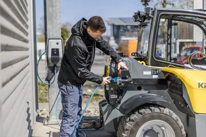 The fully electric Kramer telehandler 1445e while loading at the charging station.