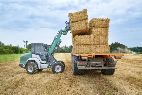 The Kramer telescopic wheel loader KL25.5T while stacking straw. 