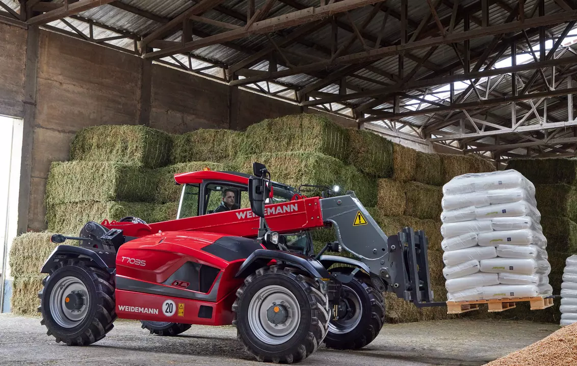 Weidemann attachment Pallet fork, in action agriculture, Telescopic wheel loader T7035