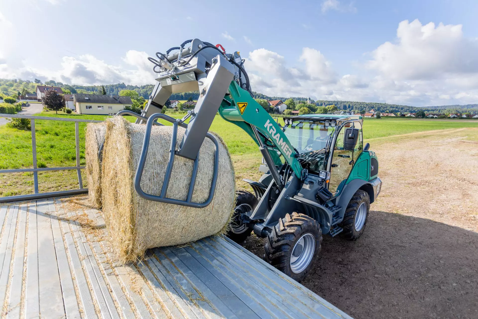 The Kramer wheel loader KL41.8 while bale handling.