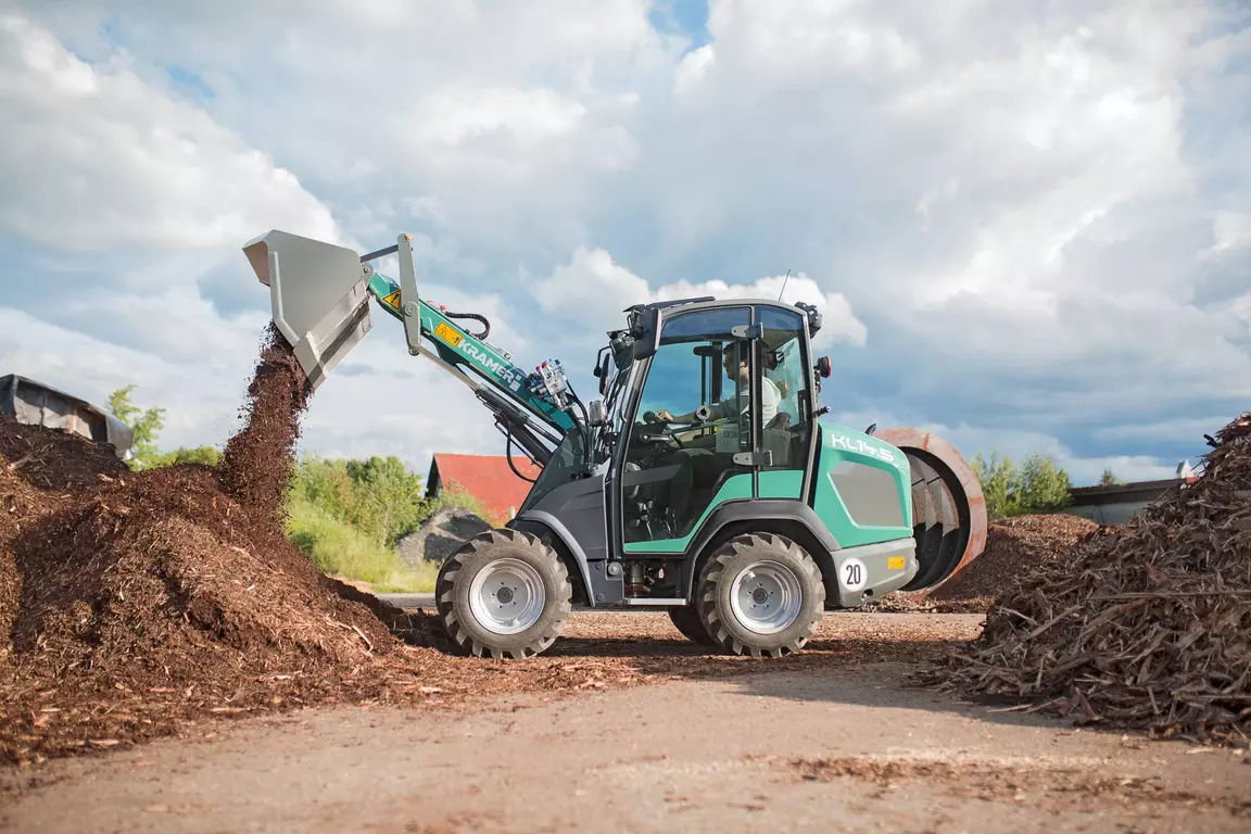 Der kompakte KL14.5 beim Ausschütten von Hackschnitzeln. 