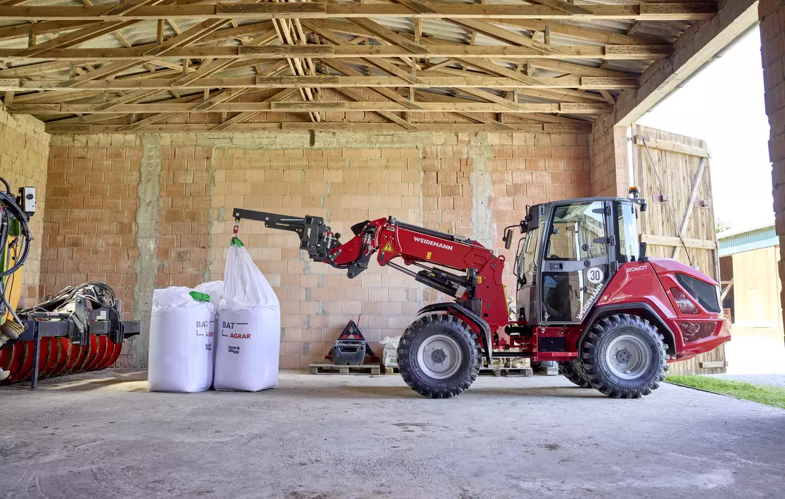 Weidemann telescopic wheel loader 2060T cabin with load hook, application