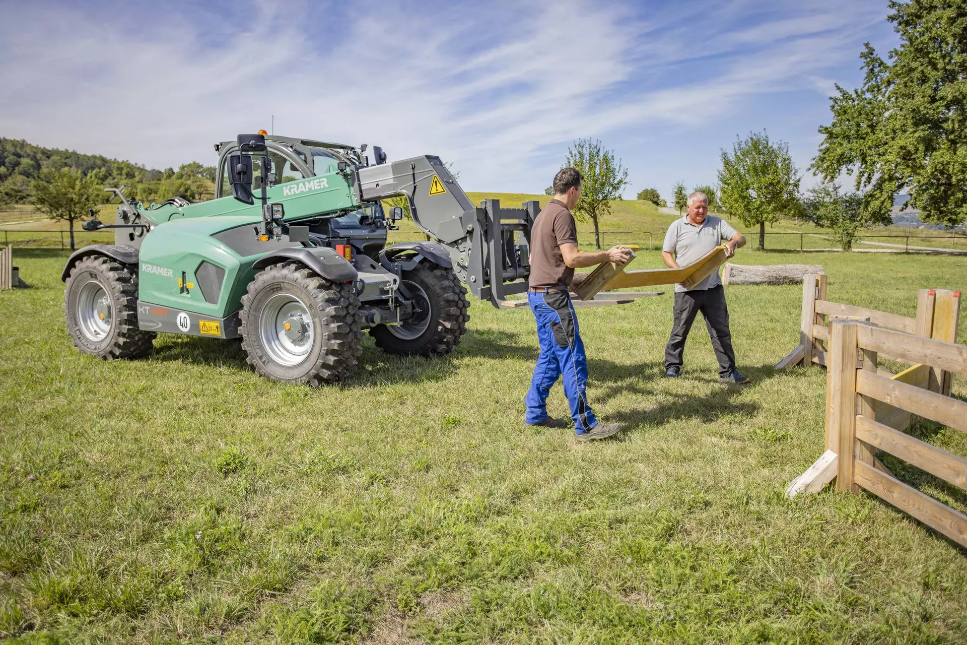 The Kramer KT407 telehandler is multifunctional. 