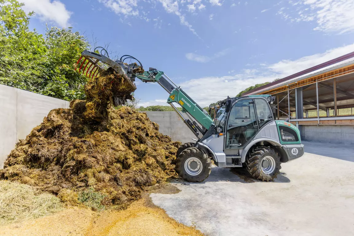 Der Kramer Teleskopradlader KL33.8T bei Arbeiten rund um den Stall. 