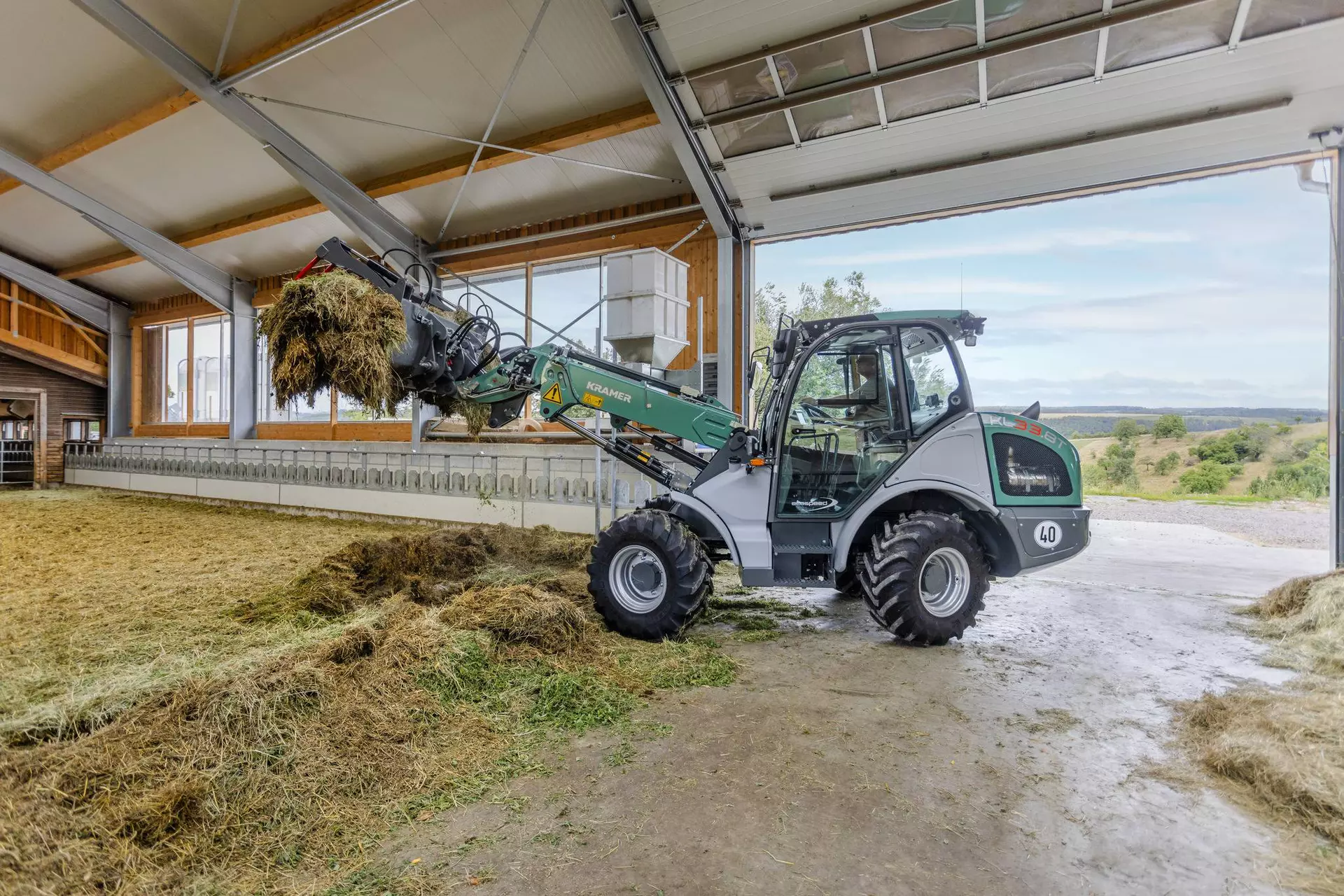 Der Kramer Teleskoplader KL33.8T bei Arbeiten im Stall. 