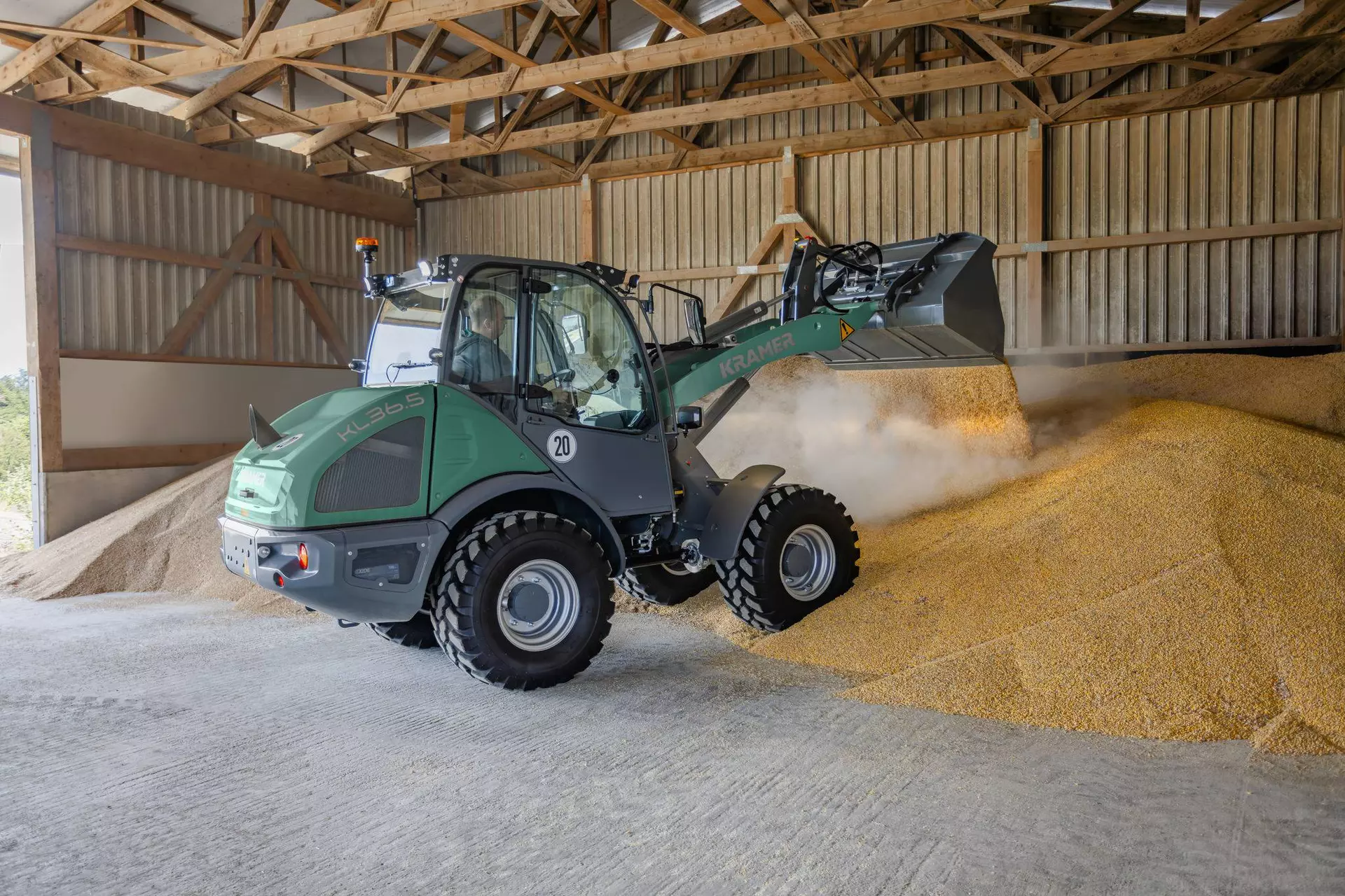 Der Kramer KL36.5 Radlader beim Entladen von Getreide mit einer Schaufel.