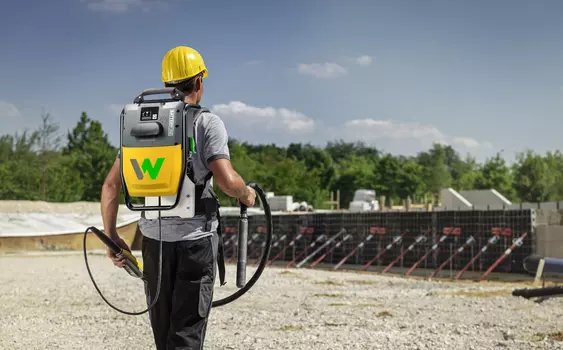 High-frequency internal vibrator system ACBe in use on construction site from behind