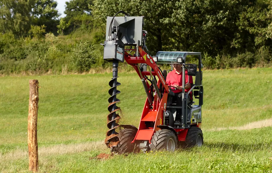 Weidemann attachment Earth auger, in action agriculture, Hoftrac 
