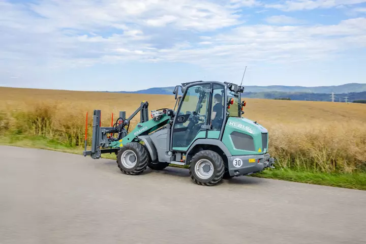 Der Kramer Radlader KL21.5L ist auf einem Roadtrip.