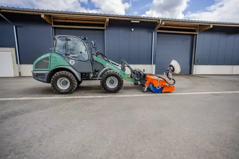 Der Kramer Radlader KL36.5 bei der Straßenreinigung.