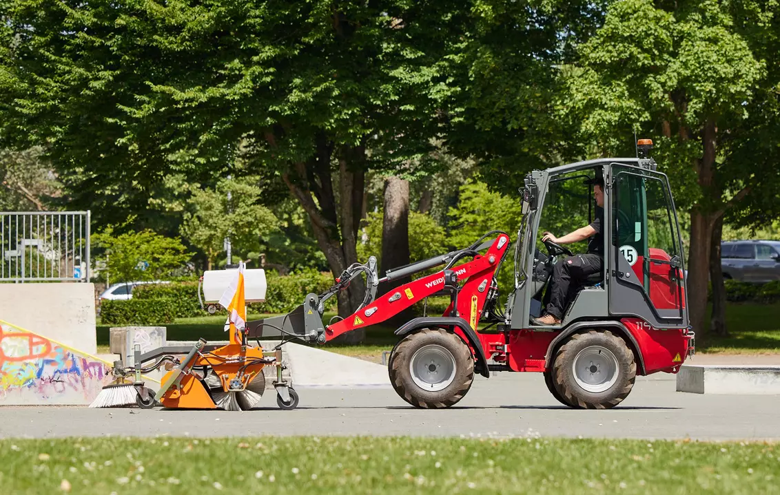 Weidemann attachment Rotary sweeper 25, in action municipality, Hoftrac 1190e