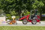 Weidemann attachment Rotary sweeper 25, in action municipality, Hoftrac 1190e