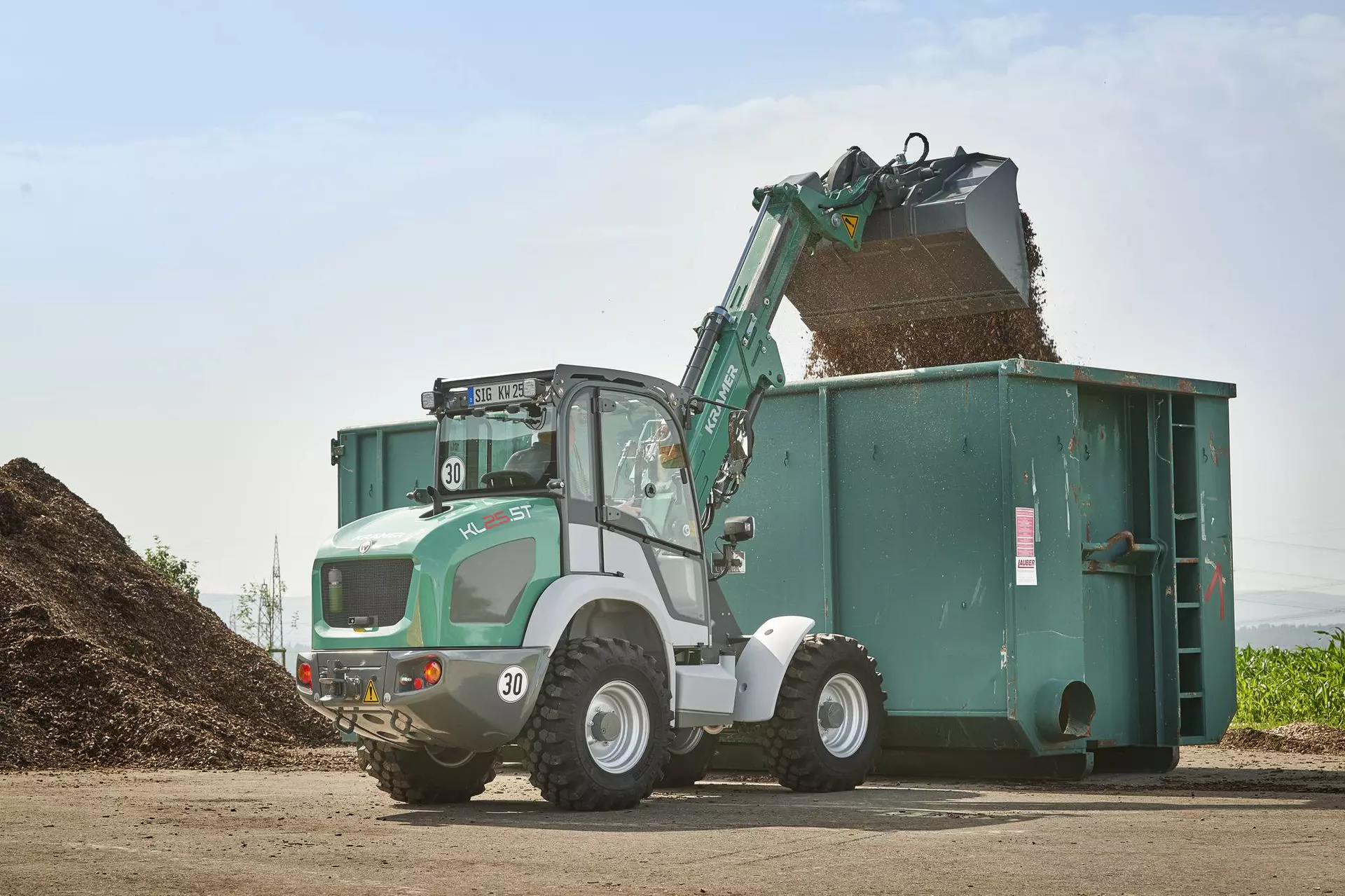 The Kramer telescopic wheel loader KL25.5T while filling a container. 