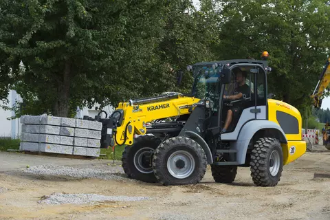 Der Kramer Teleskopradlader 5065T beim Verladen von Steinen