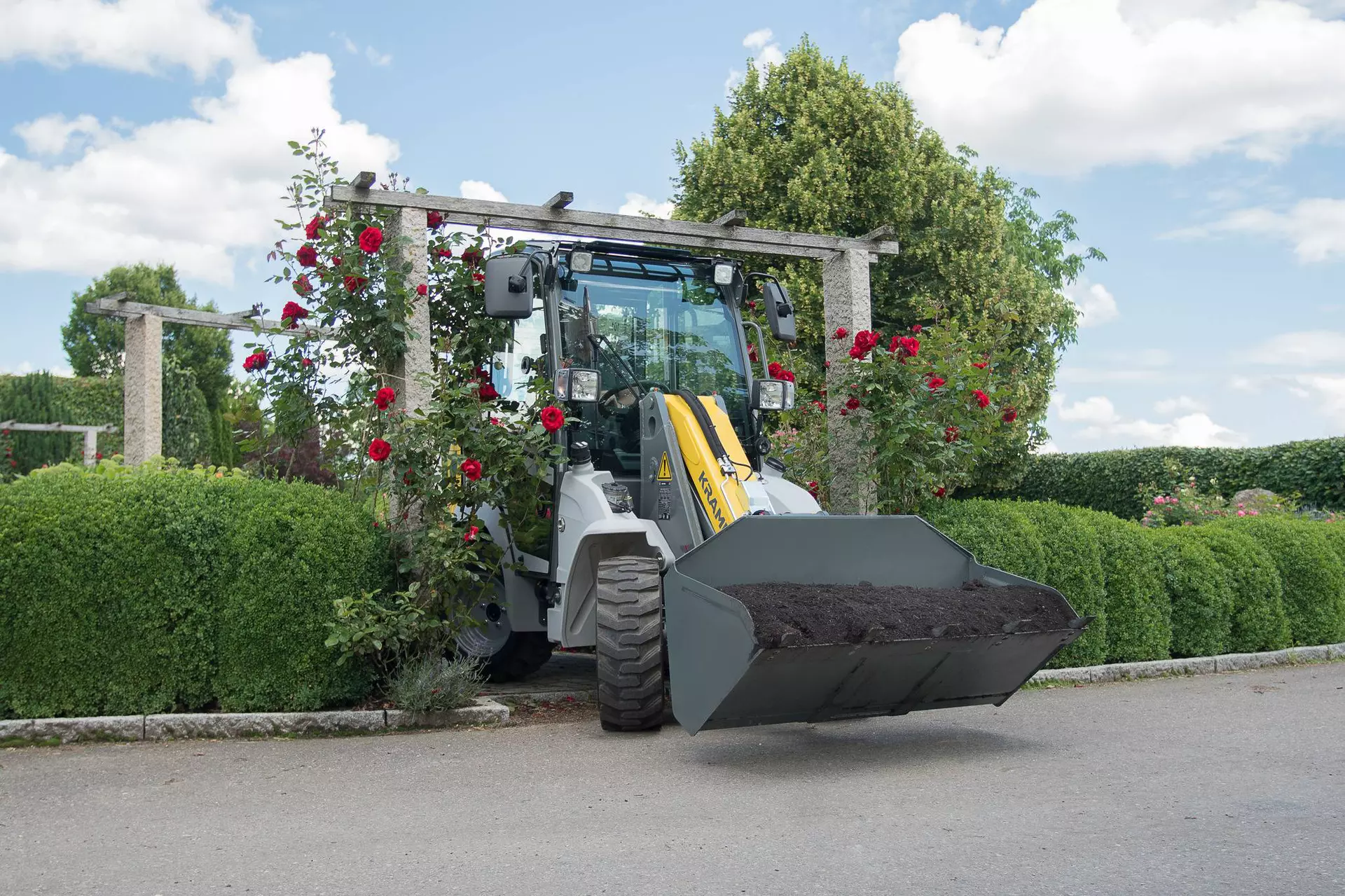 Der kompakte 5035 bei Transportarbeiten im Garten- und Landschaftsbau.   