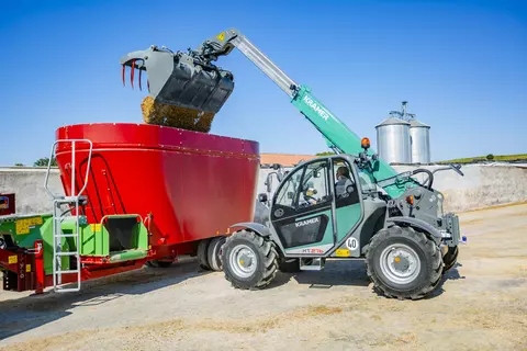 The Kramer telehandler KT276 while silage work with a feeder mixer.